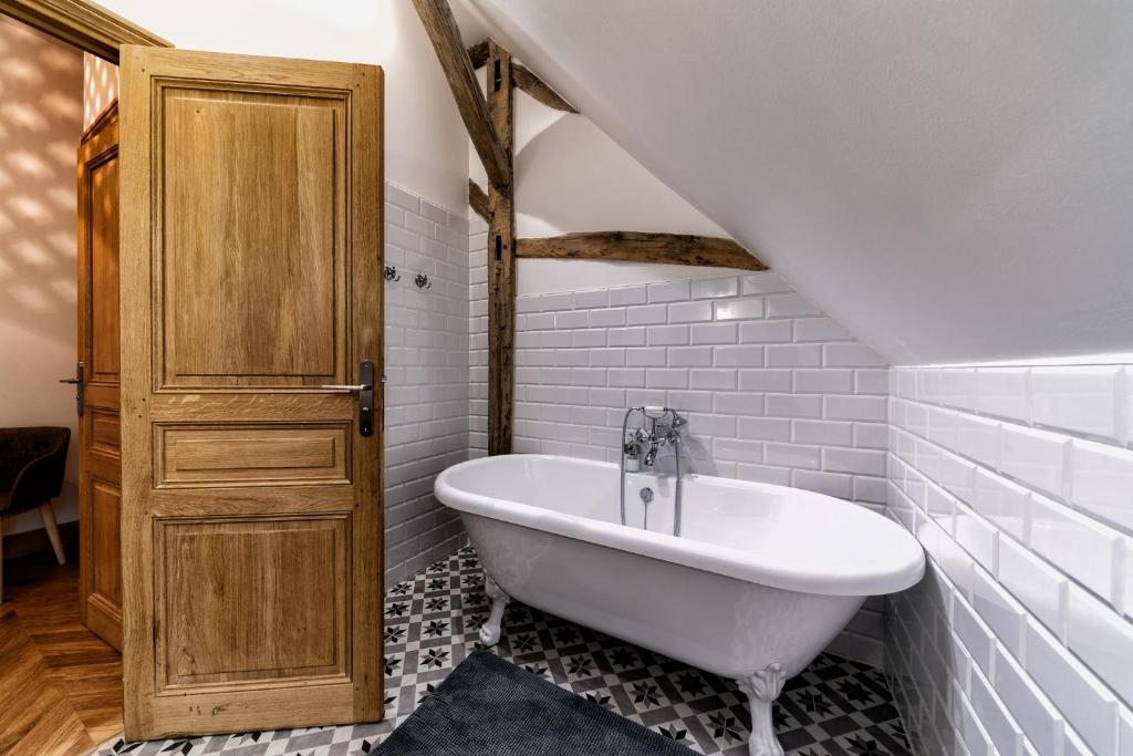 Koupelna v ubytování La Grange De Léonie, Chambres d'hôtes avec Piscine et Spa