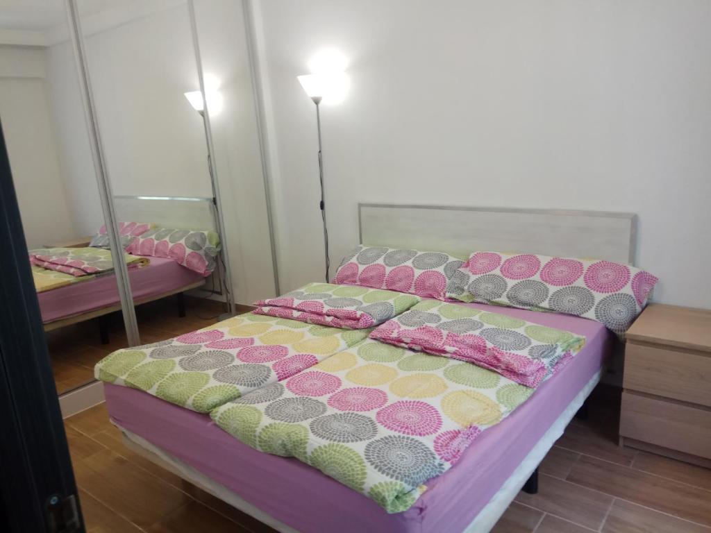 バレンシアにあるTuria Burjassot 12のベッドルーム(鏡付きのベッド付)