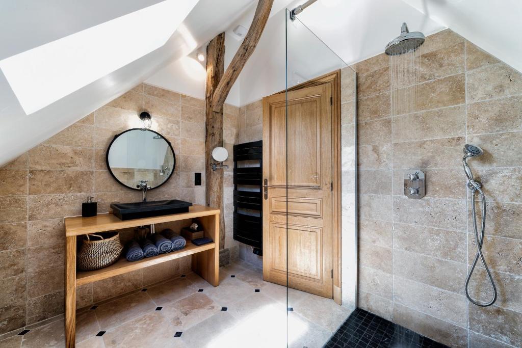 Koupelna v ubytování La Grange De Léonie, Chambres d'hôtes avec Piscine et Spa