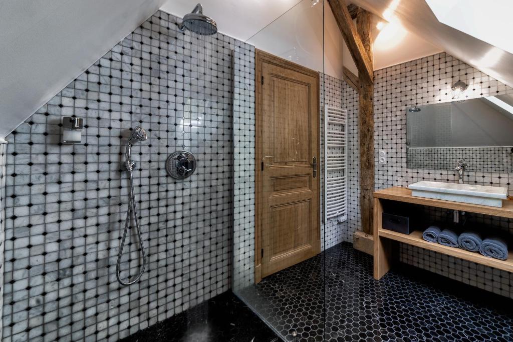 Koupelna v ubytování La Grange De Léonie, Chambres d'hôtes avec Piscine et Spa