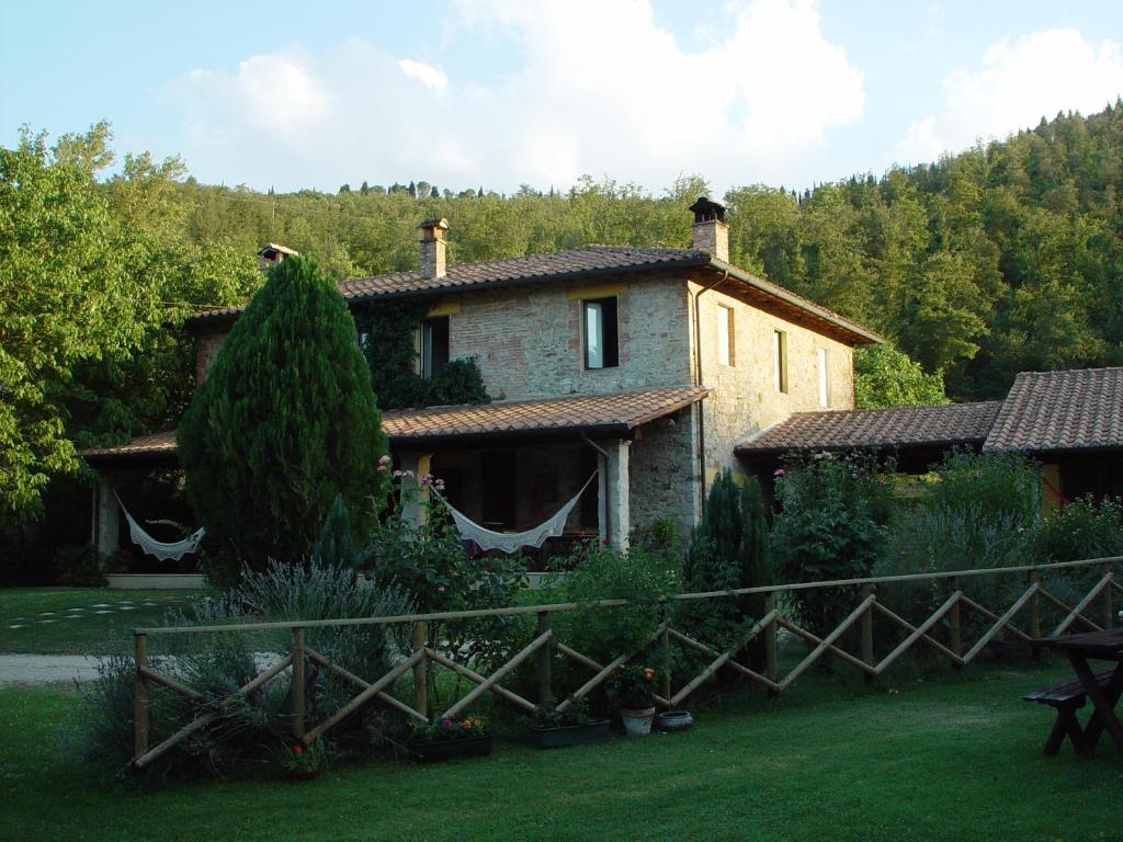 uma casa com uma cerca em frente a um quintal em Locanda Delle Noci em Perugia