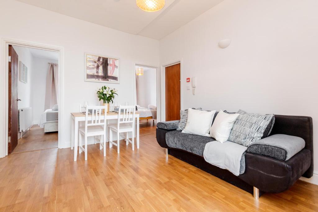 ロンドンにあるWelcomeStay Clapham Junction 2 Bedroom Apartmentのリビングルーム(ソファ、テーブル付)