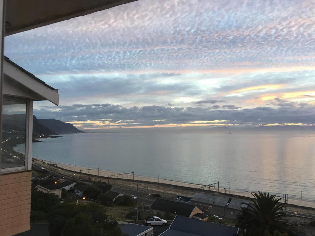 uitzicht op een waterlichaam met zonsondergang bij SIMONSBERG in Simonʼs Town