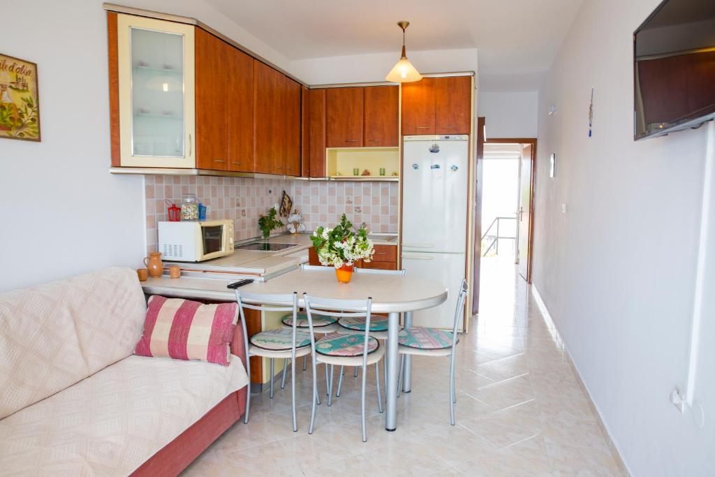 Kuchyň nebo kuchyňský kout v ubytování Chara's Sea View House