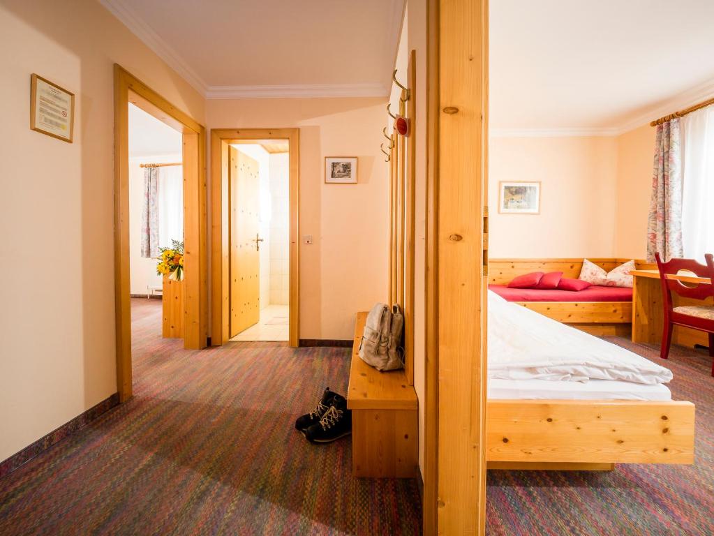 Postel nebo postele na pokoji v ubytování Dorf Hotel Grüner Baum