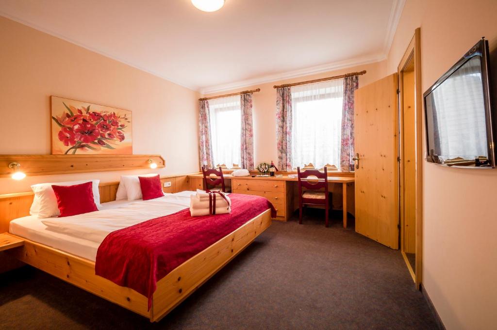 Postel nebo postele na pokoji v ubytování Dorf Hotel Grüner Baum