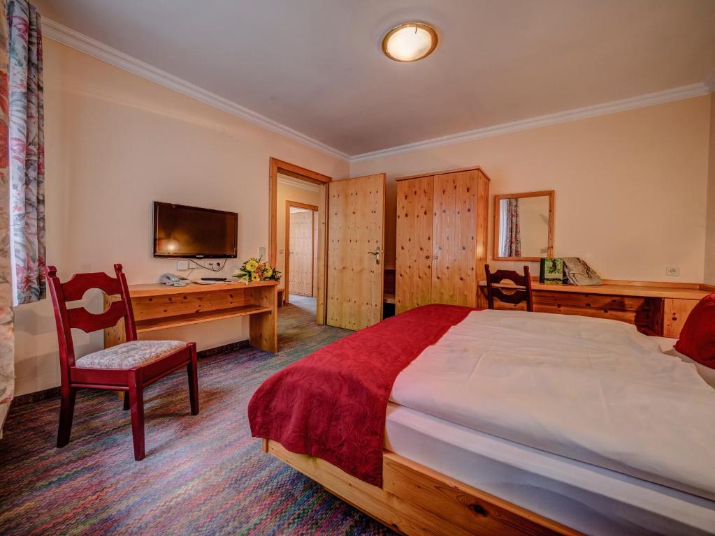 Postel nebo postele na pokoji v ubytování Dorf Hotel Grüner Baum