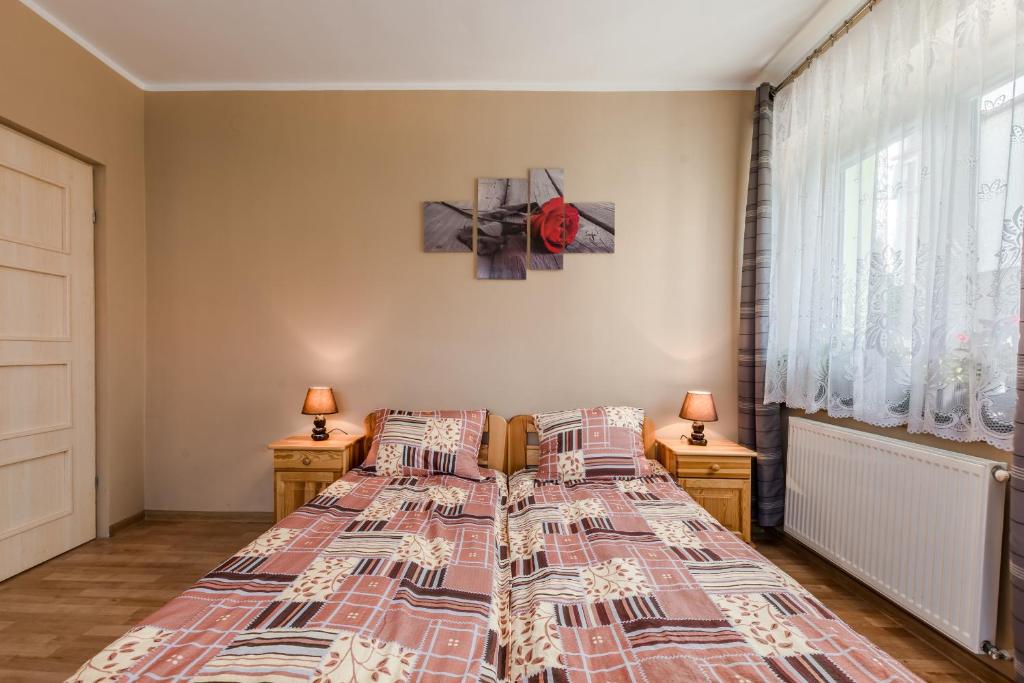 a bedroom with two beds and two lamps at Pokoje Gościnne Mrągowo in Mrągowo