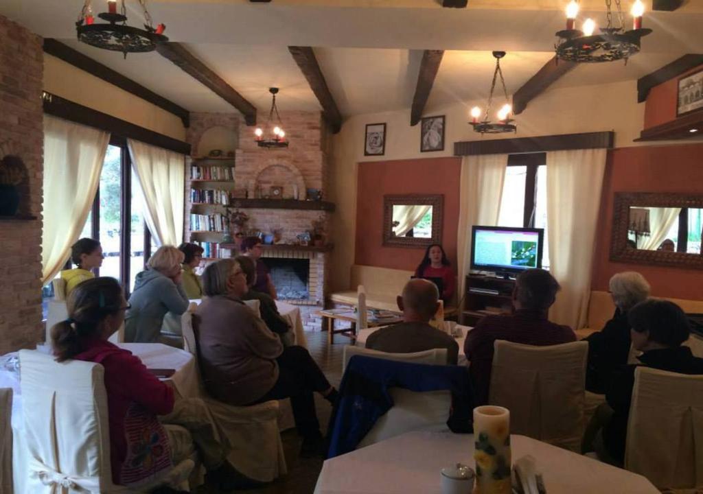 Telewizja i/lub zestaw kina domowego w obiekcie Green Hotel - Maravel Botanical Garden