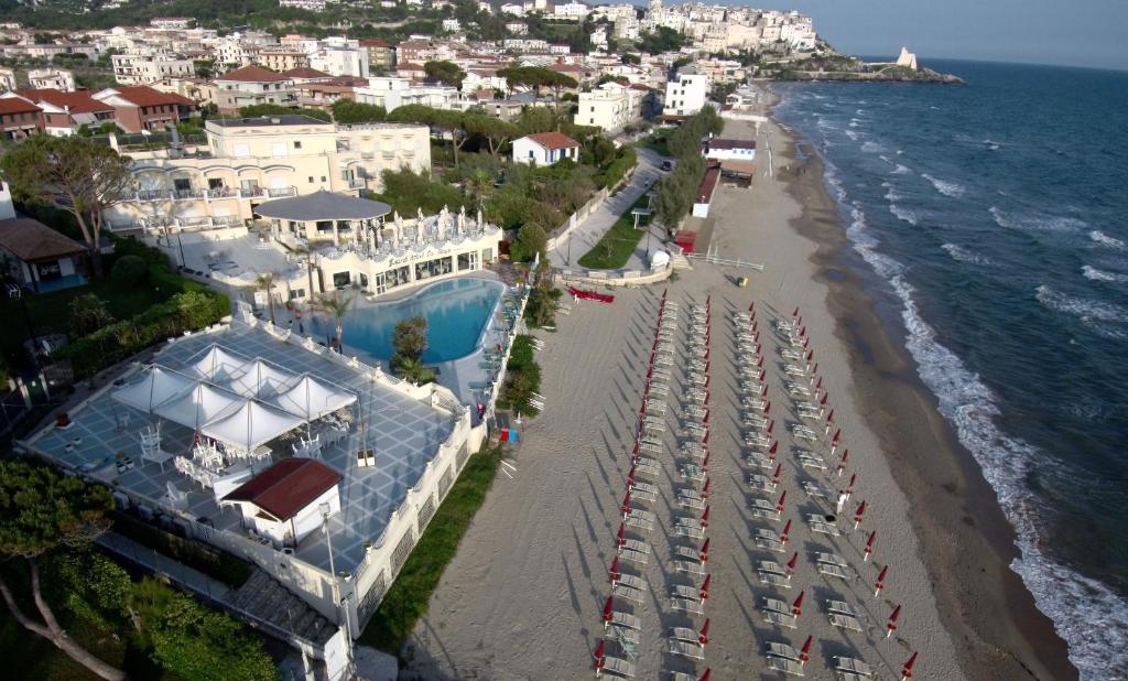 een luchtzicht op een strand met een resort bij Grand Hotel La Playa in Sperlonga