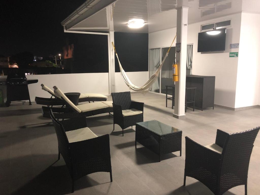 TV a/nebo společenská místnost v ubytování Sashii Hostel & Boutique.