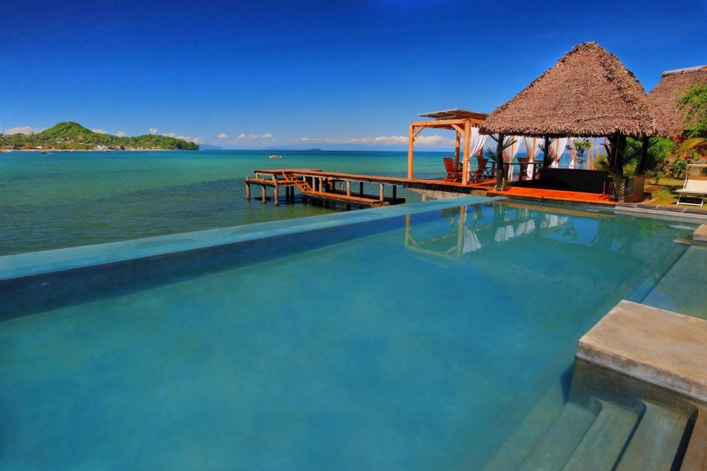 una piscina con vista sull'oceano di L'heure Bleue ad Ambatoloaka