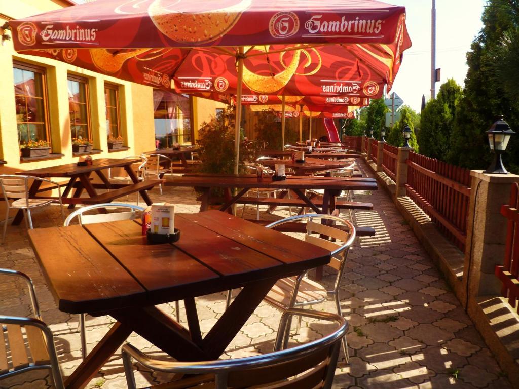 Een restaurant of ander eetgelegenheid bij Hotel Pohádka