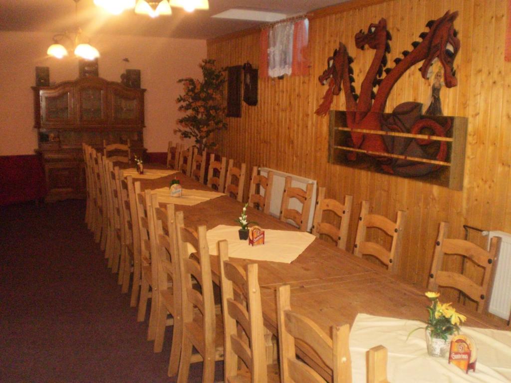 Een restaurant of ander eetgelegenheid bij Hotel Pohádka