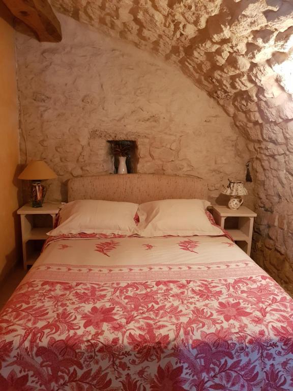 Postel nebo postele na pokoji v ubytování Grange Voutée avec jardin