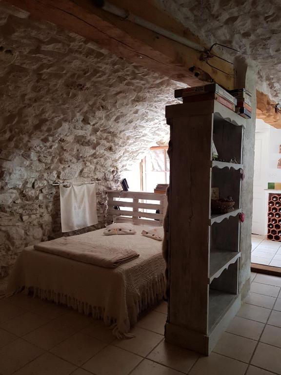 Postel nebo postele na pokoji v ubytování Grange Voutée avec jardin