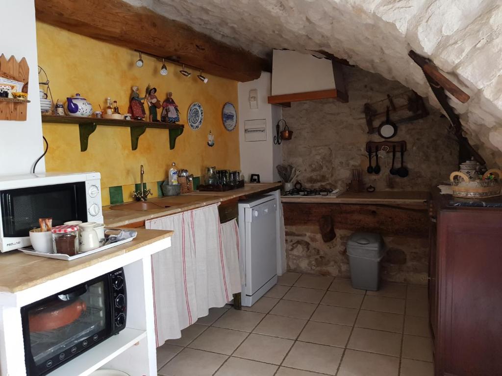 Kuchyň nebo kuchyňský kout v ubytování Grange Voutée avec jardin