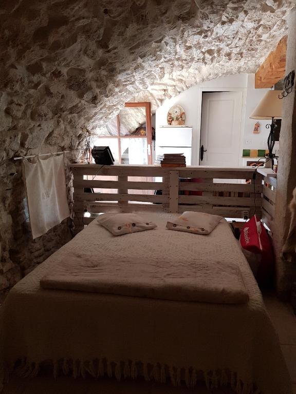 Postel nebo postele na pokoji v ubytování Grange Voutée avec jardin