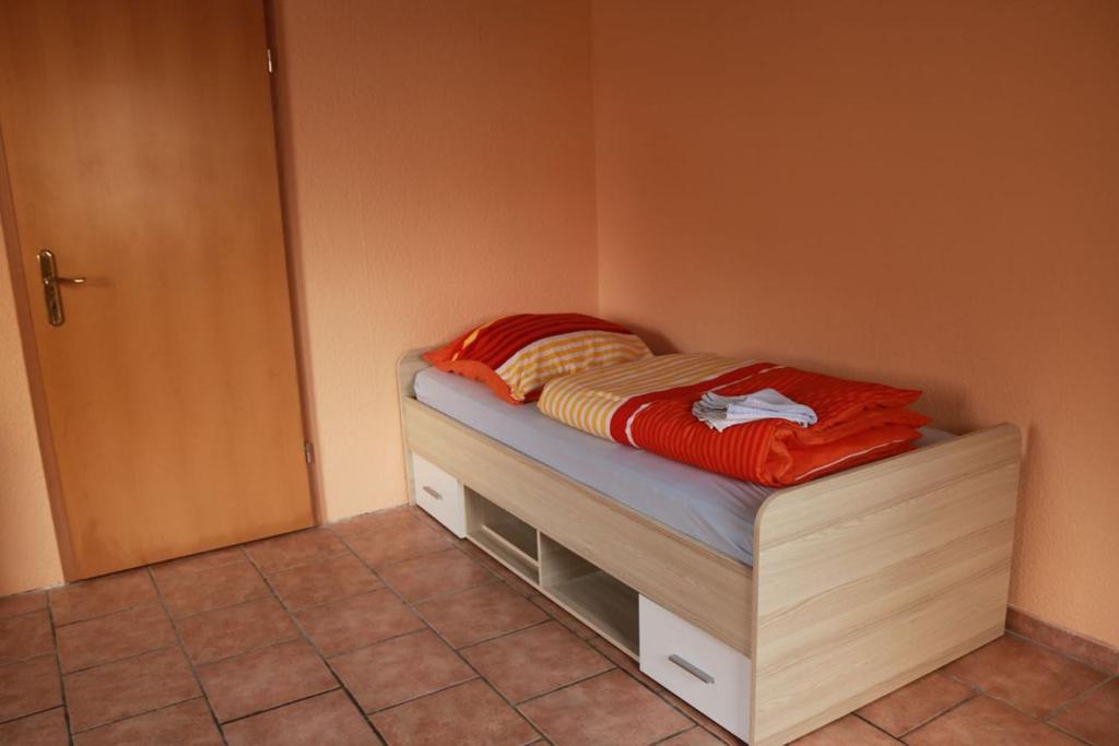 Irxleben的住宿－Ferienwohnung Götze，一张小床,位于客房的角落