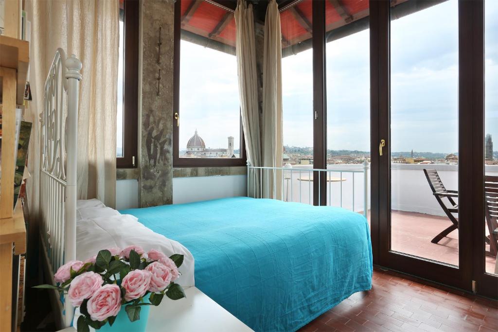 ein Schlafzimmer mit einem Bett mit Blumen darauf in der Unterkunft Artemente Florence B&B in Florenz