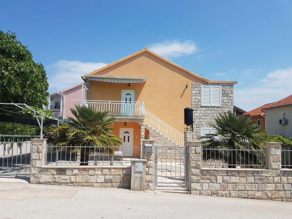 Το κτήριο όπου στεγάζεται  το διαμέρισμα