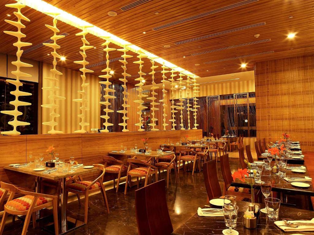 Restaurace v ubytování The Metropolitan Hotel & Spa New Delhi