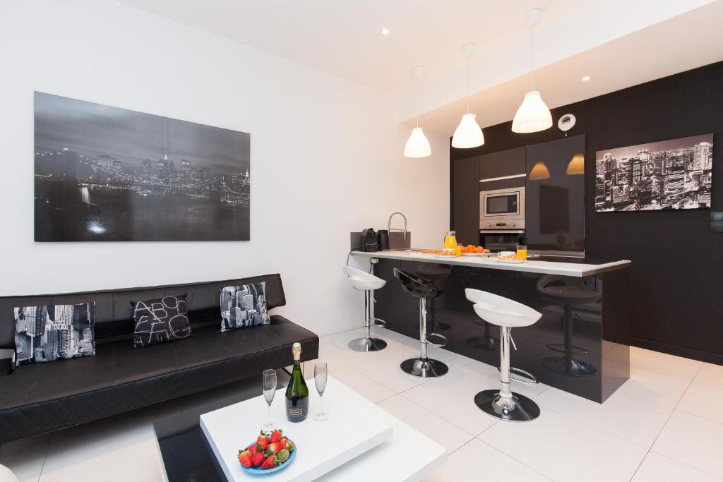 un salon avec un bar et une cuisine dans l'établissement New York 2 pièces 3 étoiles calme plein centre de cannes, 5mn des plages et Palais, à Cannes