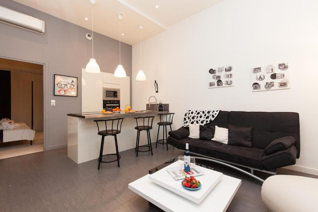 un salon avec un canapé et une table dans l'établissement Charlie Chaplin 2 pièces 3 étoiles calme plein centre de Cannes, 5mn des plages et Palais, à Cannes