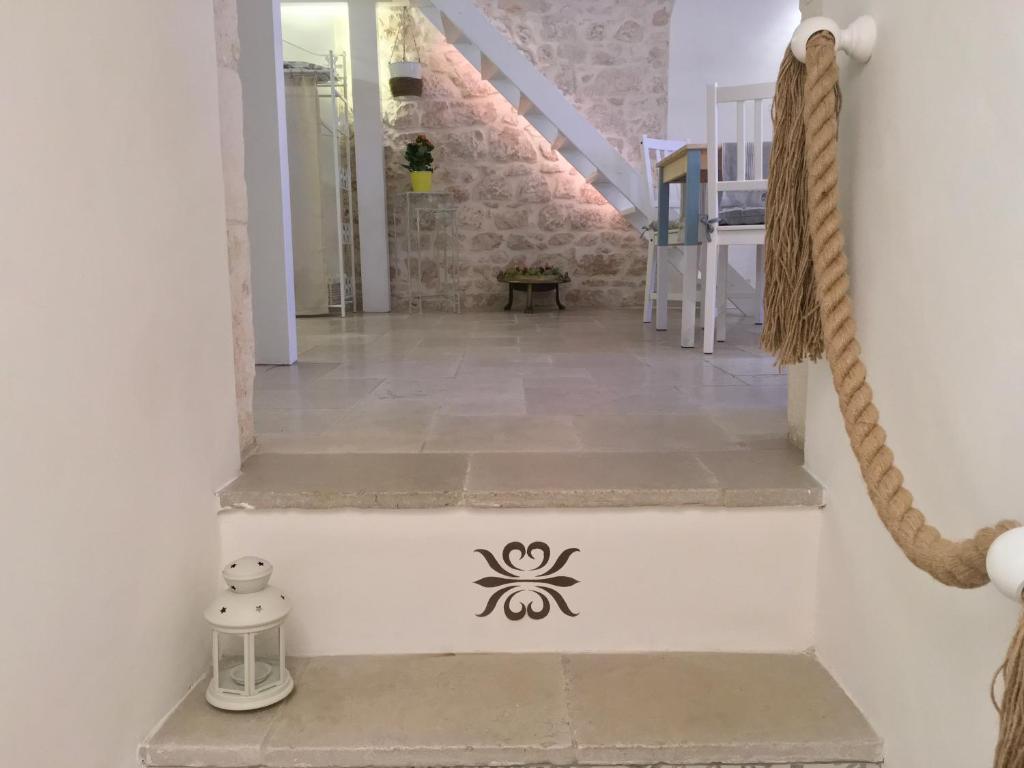 una rampa di scale con un medaglione sul pavimento di Casa Carlotta a Ostuni