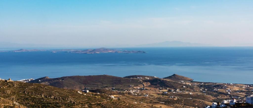 uitzicht op de oceaan vanaf de top van een berg bij Villa Tina in Arnados