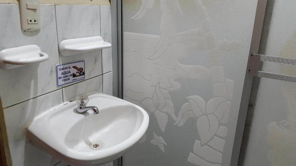 Koupelna v ubytování Hostal Los Lirios