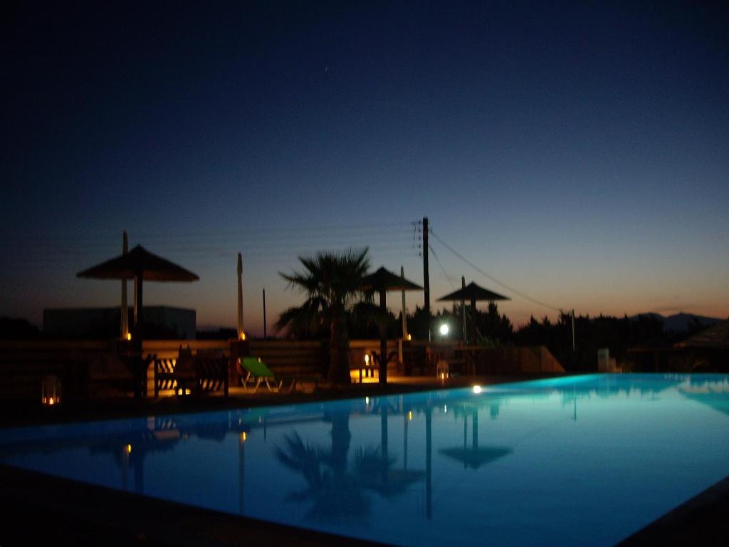 Bazén v ubytování Villa Faros Apartments & Restaurant nebo v jeho okolí