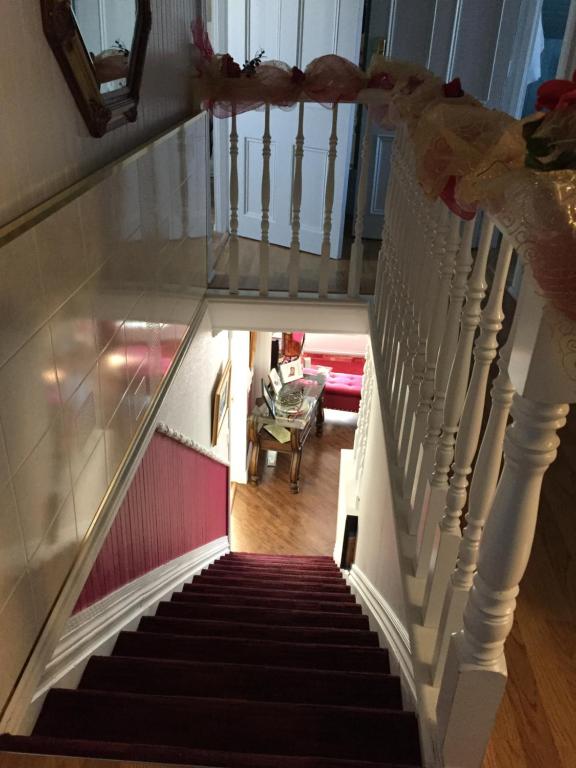 - une vue sur un escalier dans une maison dans l'établissement gite des iles, à Matane