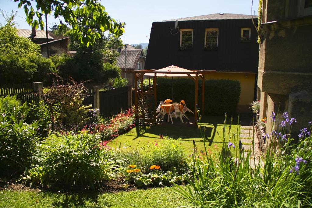 リベレツにあるPenzion Miniの庭の中庭にガゼボがある庭園