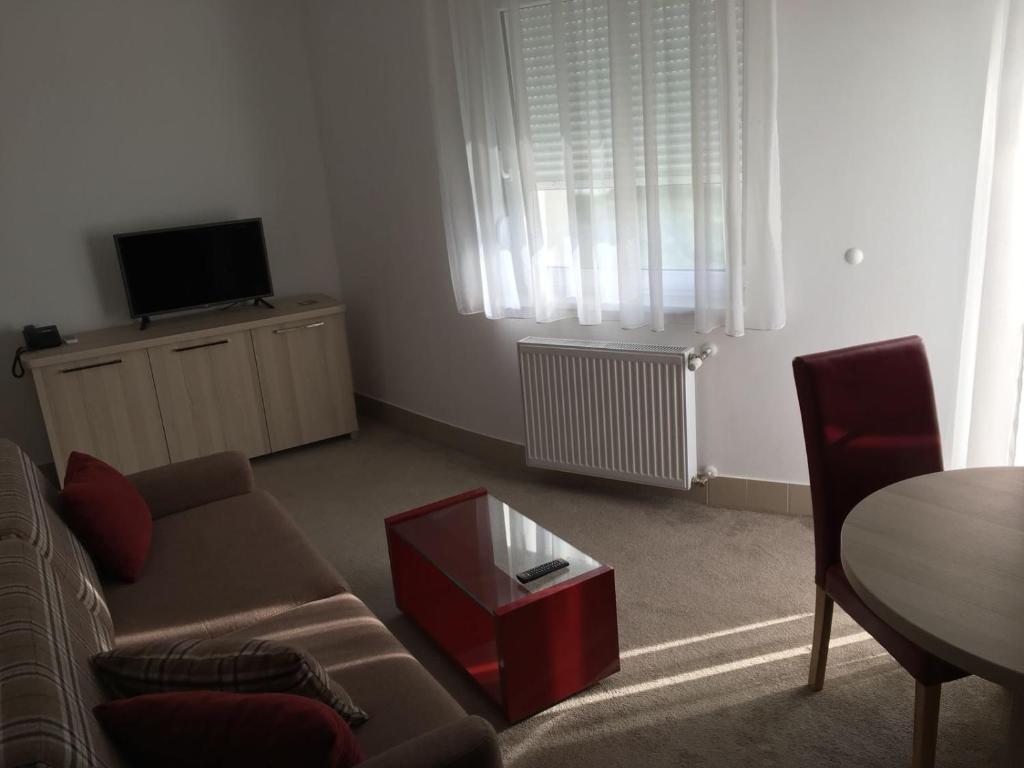 TV a/nebo společenská místnost v ubytování Holiday Wing Apartment 2