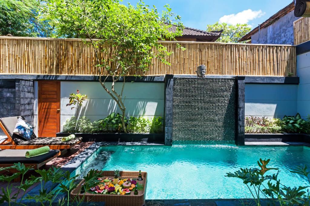 einen Pool im Hinterhof eines Hauses in der Unterkunft Villa Poppy Legian in Legian