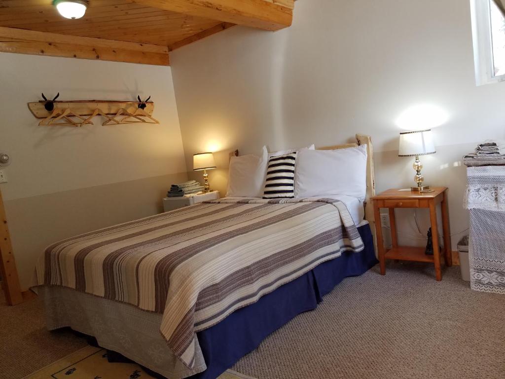 Postel nebo postele na pokoji v ubytování Antler's Rest Bed and Breakfast