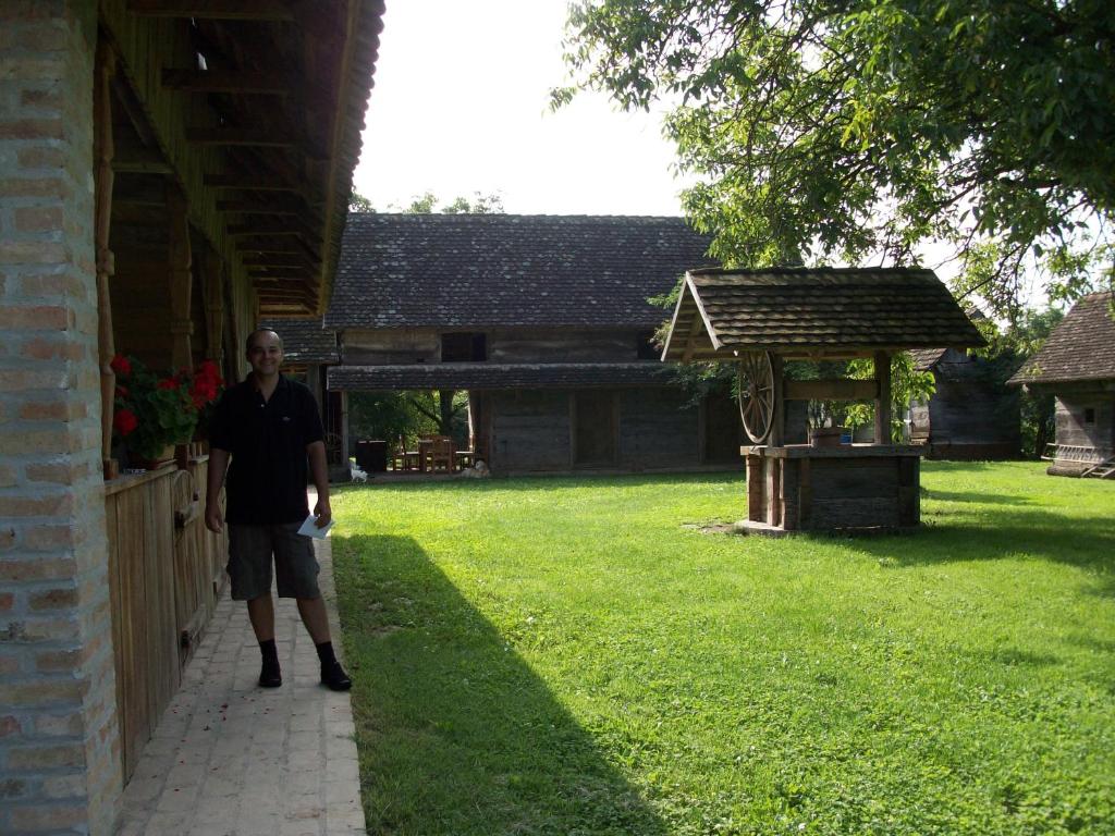 Jardin de l'établissement Ethno Village Stara Lonja