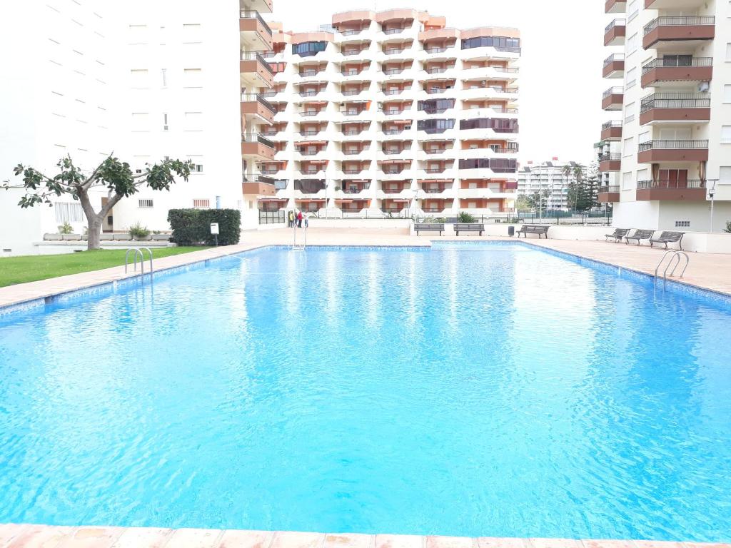 Bazén v ubytovaní Geminis II Playa de Gandia SOLO FAMILIAS alebo v jeho blízkosti