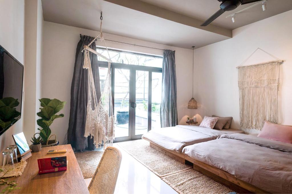 een slaapkamer met een bed en een groot raam bij AYA Homestay in Ho Chi Minh-stad