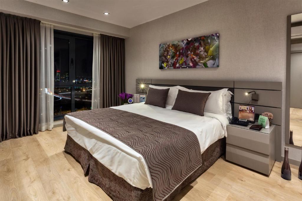 A bed or beds in a room at Fraser Place Antasya Istanbul