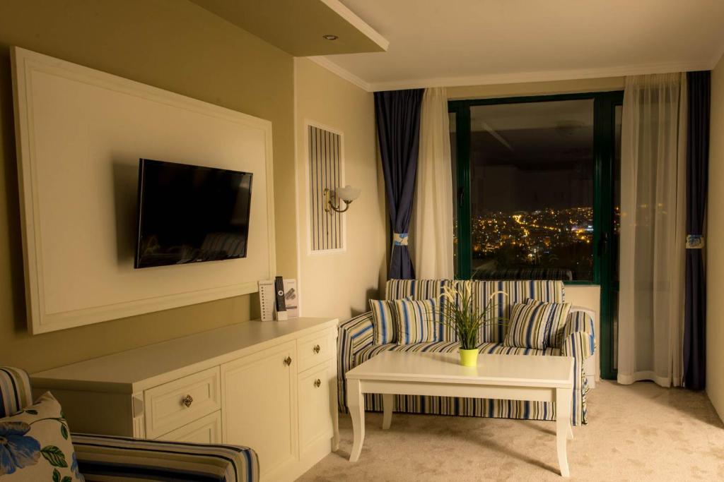 Park Hotel RAYA Garden - Free Parking - 阳台的家庭套房（2个成人 + 2个孩子）