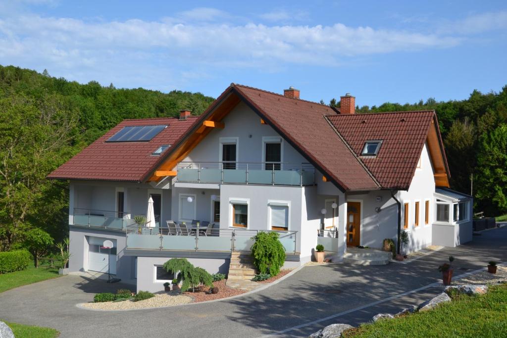 ロイパースドルフ・バイ・フュルステンフェルトにあるGästehaus Waldblickの屋根に太陽光パネルを敷いた家