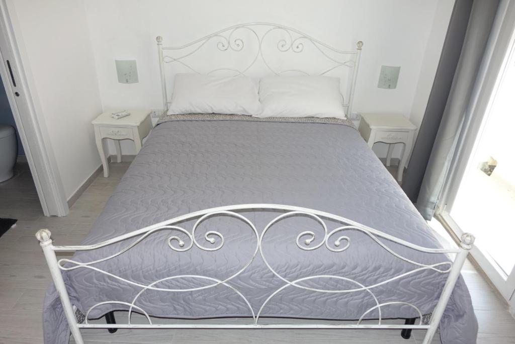 コラートにあるArco San Micheleのベッドルーム(ナイトスタンド2台付)のベッド1台