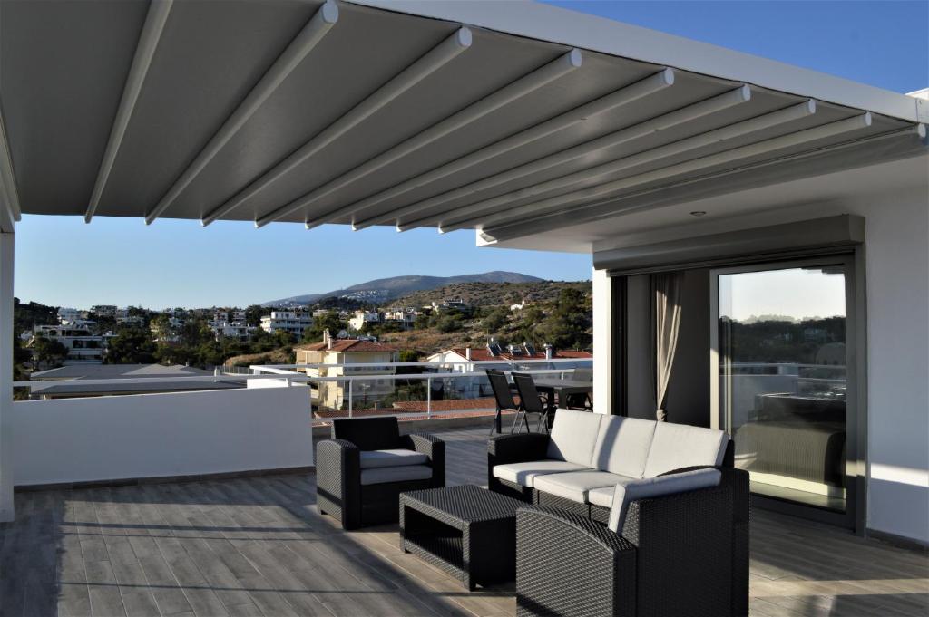 d'un balcon avec des chaises et une vue sur la ville. dans l'établissement Athens Riviera Loft, à Athènes