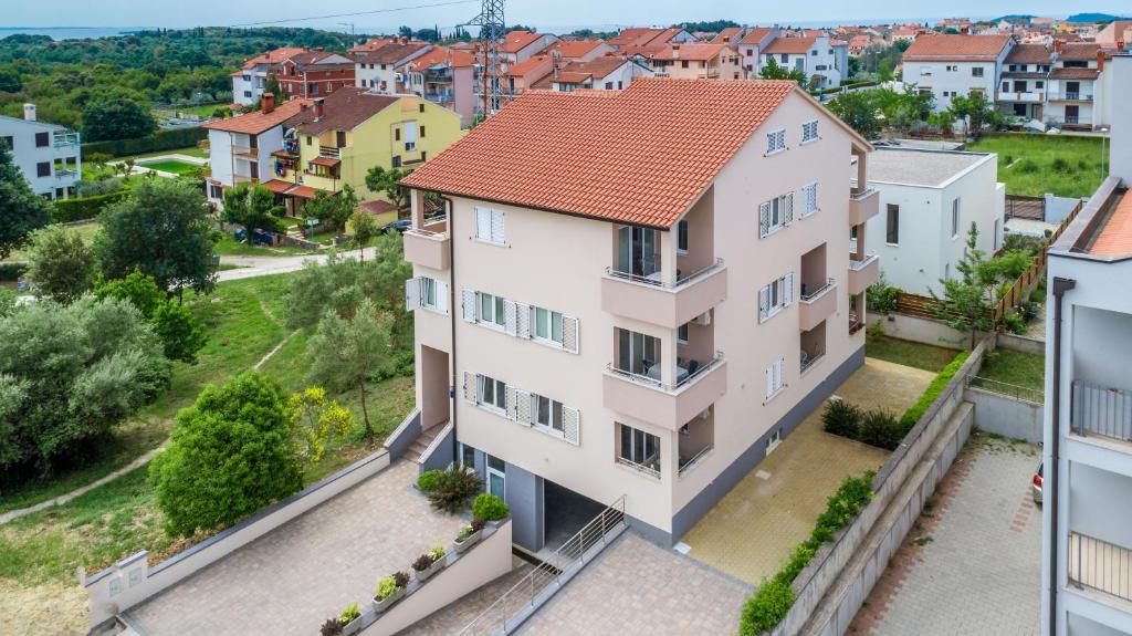 een luchtzicht op een gebouw in een stad bij Apartments Nada in Rovinj