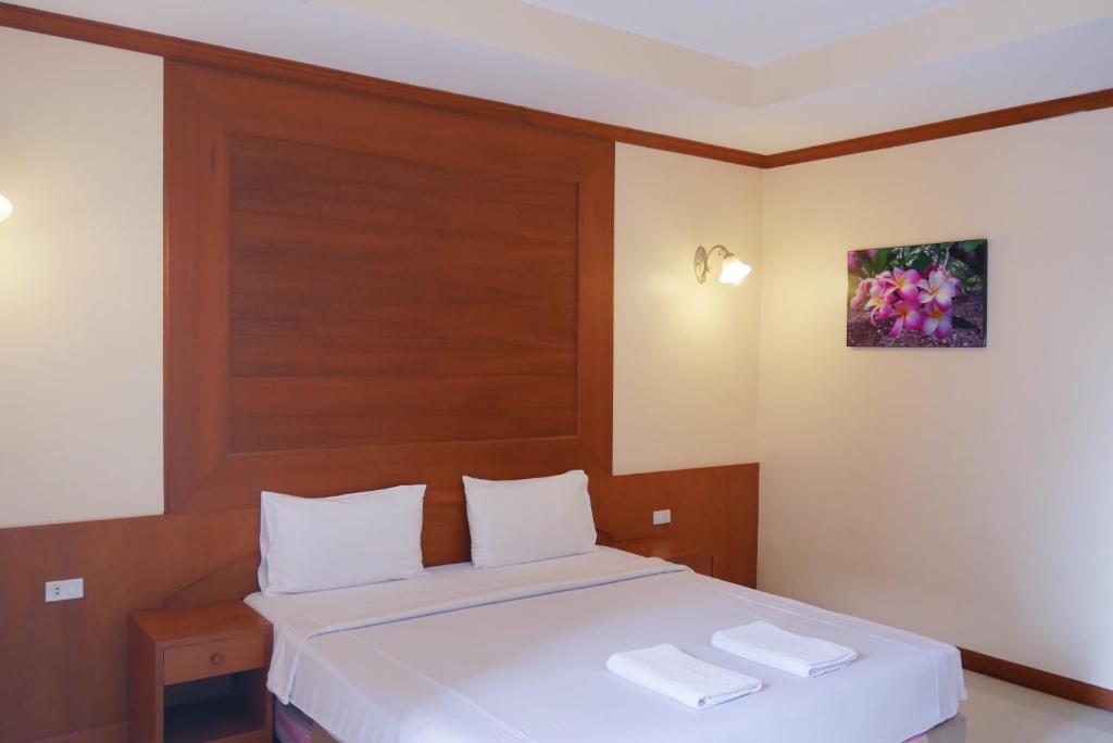 Postel nebo postele na pokoji v ubytování Baan JPN Hotel