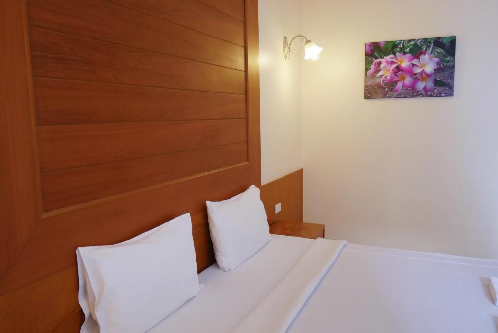 Postel nebo postele na pokoji v ubytování Baan JPN Hotel