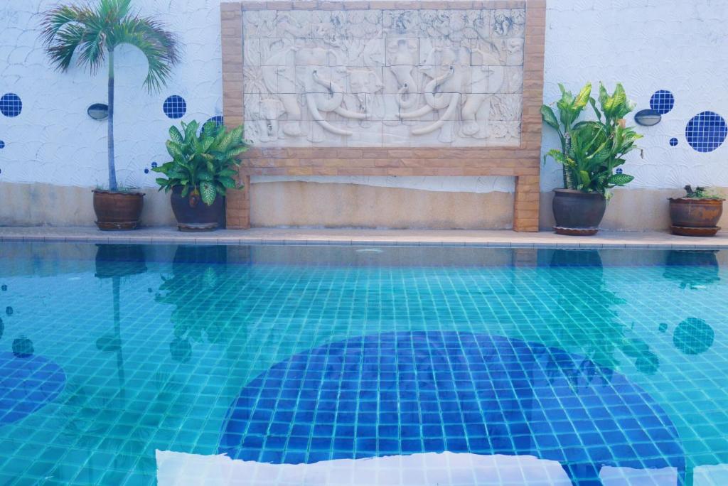 Bazén v ubytování Baan JPN Hotel nebo v jeho okolí