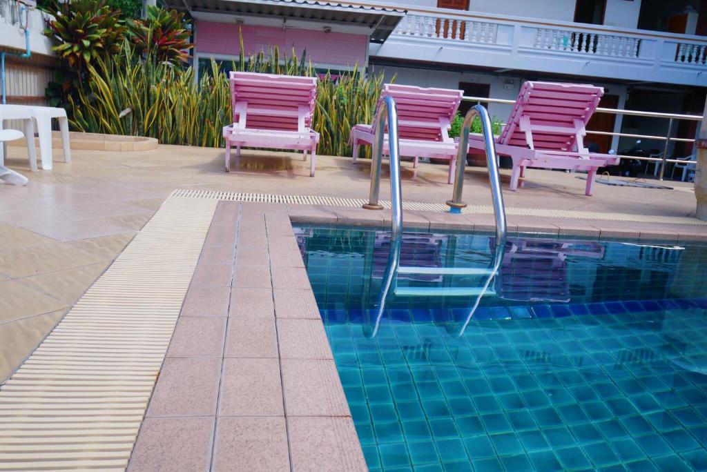 Bazén v ubytování Baan JPN Hotel nebo v jeho okolí